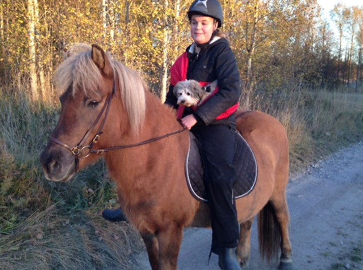 Asta med Sara på hästryggen